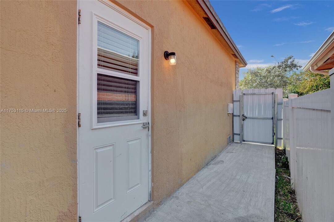 2323 Raleigh St in Hollywood, FL - Building Photo