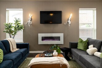 2307 N Elm St in Denton, TX - Building Photo - Building Photo