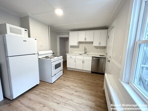 13 Saratoga St, Unit 1 in Boston, MA - Building Photo - Building Photo