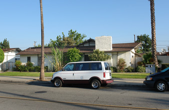 2109 E Almont Ave in Anaheim, CA - Foto de edificio - Building Photo