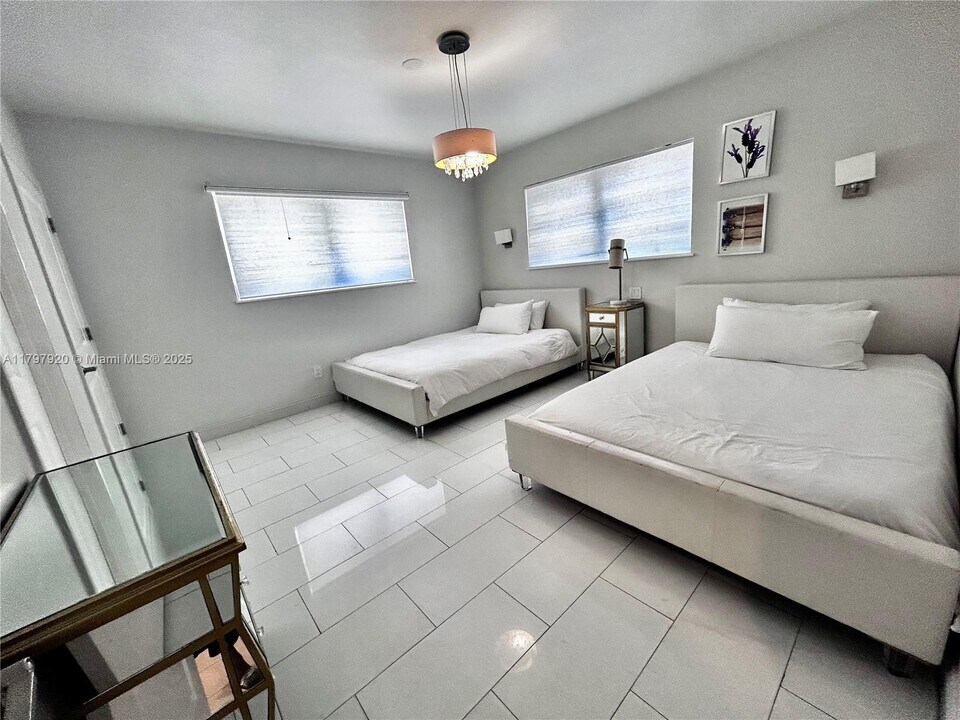1040 NE 180th Terrace in North Miami Beach, FL - Building Photo