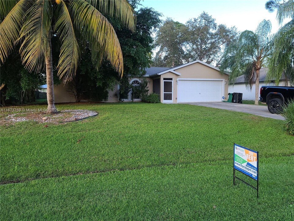 729 SE Lansdowne Ave in Port St. Lucie, FL - Building Photo