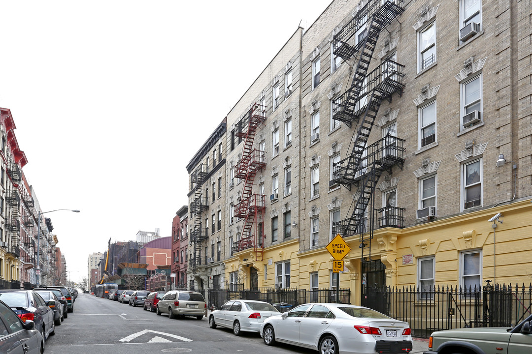 552 W 160th St in New York, NY - Building Photo