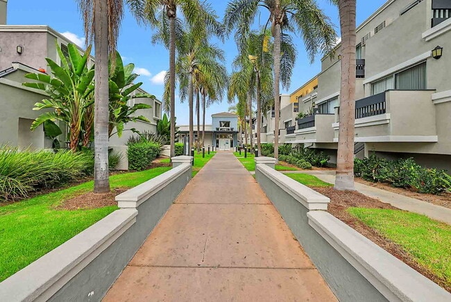 Villa Siena in Costa Mesa, CA - Foto de edificio - Building Photo