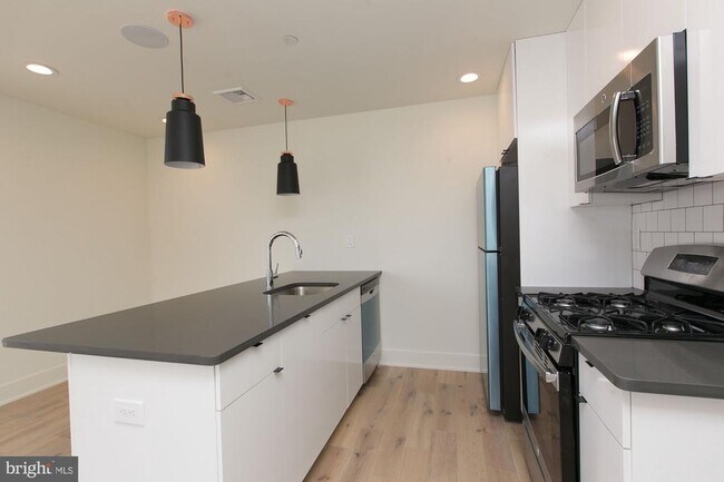 2431 Frankford Ave in Philadelphia, PA - Building Photo - Building Photo