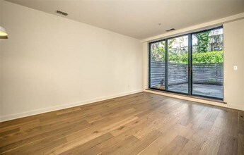 222 Montgomery St-Unit -1K in Jersey City, NJ - Foto de edificio - Building Photo