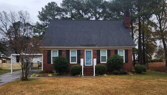 567 Chaucer Dr in Winterville, NC - Building Photo