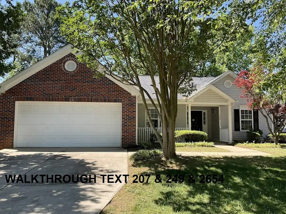 423 Woodchase Green Dr in Fuquay Varina, NC - Building Photo