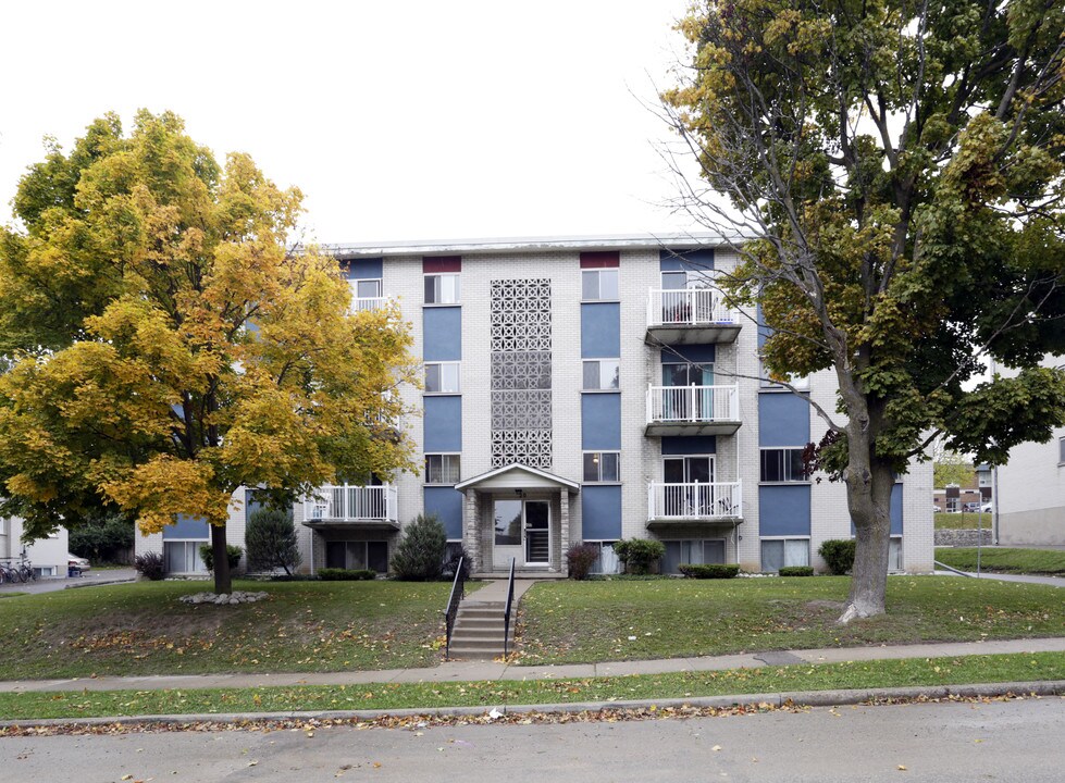 20 Austin Dr in Waterloo, ON - Building Photo