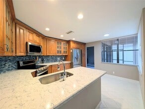 10330 NW 12th Pl in Plantation, FL - Foto de edificio - Building Photo