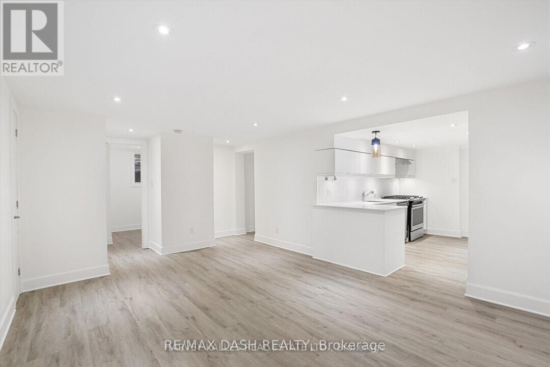 263 Boston Ave in Toronto, ON - Building Photo