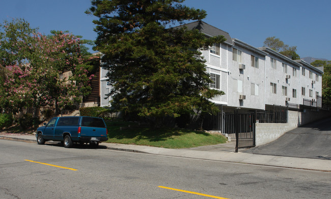 10346 Commerce Ave in Tujunga, CA - Foto de edificio - Building Photo