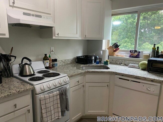 63 Selkirk Rd, Unit 8 in Boston, MA - Foto de edificio - Building Photo