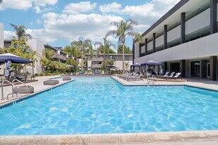 San Regis Apartments in Van Nuys, CA - Building Photo