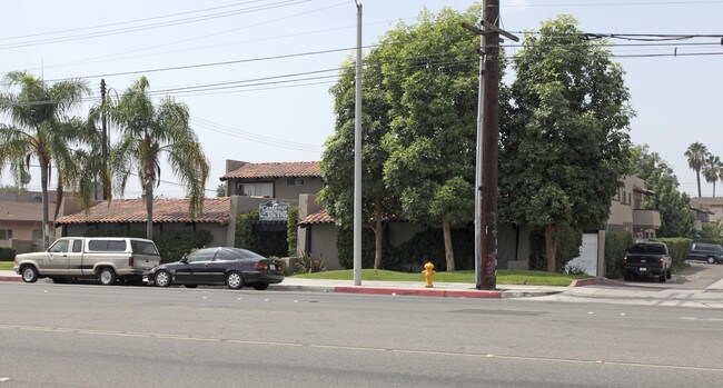 Cantamar Apartments in Anaheim, CA - Foto de edificio - Building Photo