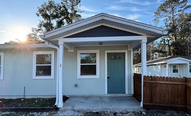 1768 Lane Ave S in Jacksonville, FL - Foto de edificio - Building Photo