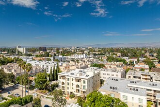 10625 Bloomfield St in Toluca Lake, CA - Building Photo - Building Photo