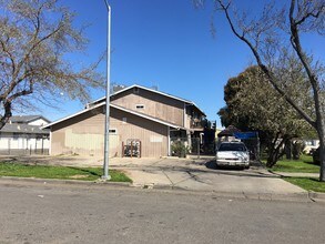 117 E 12th St in Merced, CA - Building Photo - Building Photo