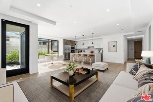 725 Croft Ave in Los Angeles, CA - Building Photo