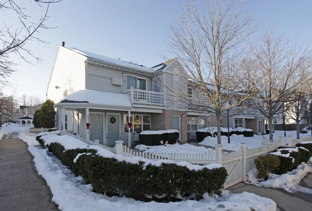 Saxon Green in Bay Shore, NY - Building Photo