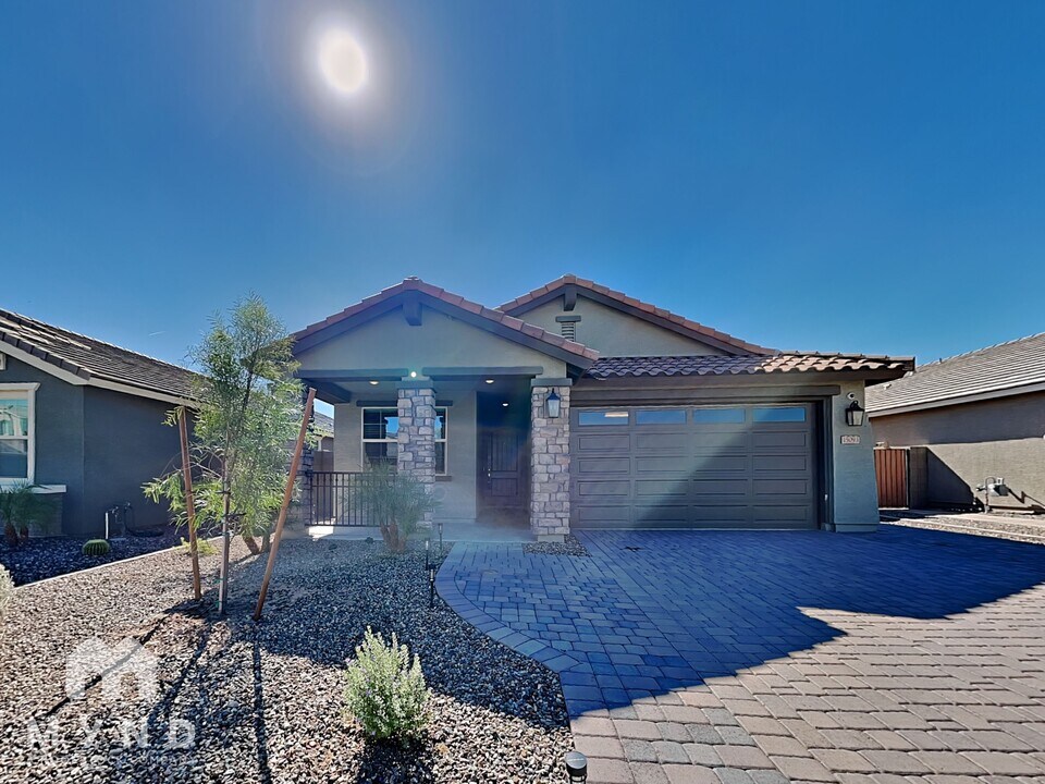 15093 W Latham St in Goodyear, AZ - Foto de edificio