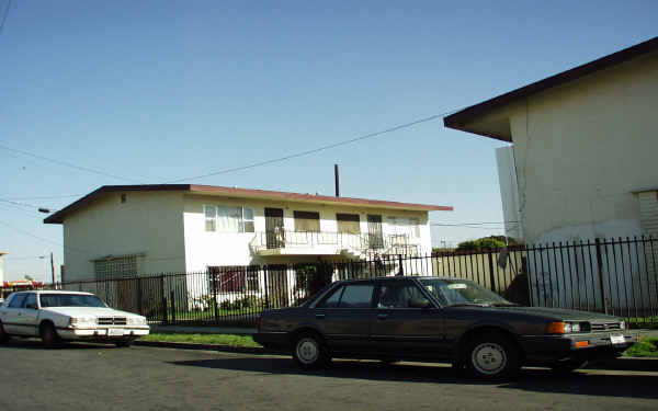 300 W Magnolia St in Compton, CA - Building Photo