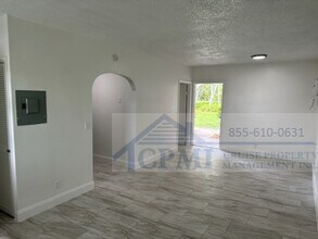 3000 NW 5th Ave in Boca Raton, FL - Foto de edificio - Interior Photo