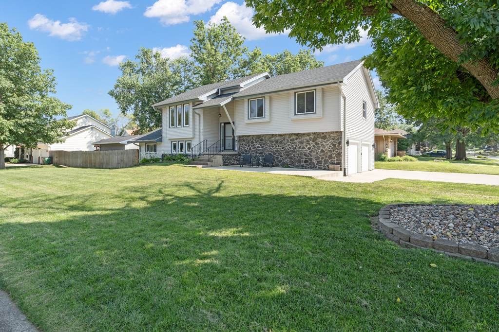 9170 Clark St in Clive, IA - Foto de edificio