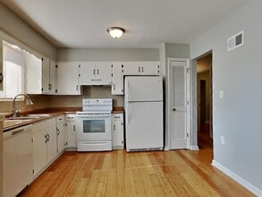 1105 NW Canterbury Rd in Blue Springs, MO - Building Photo - Building Photo