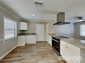 1439 Leafwood Ct in Tarpon Springs, FL - Foto de edificio - Building Photo