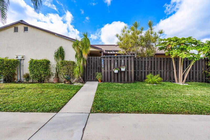 2503 Waterview Cir in Palm Springs, FL - Building Photo