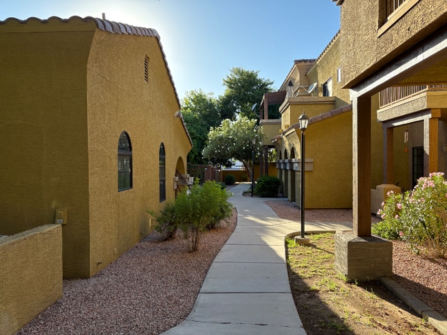 1702 E Bell Rd in Phoenix, AZ - Building Photo - Building Photo