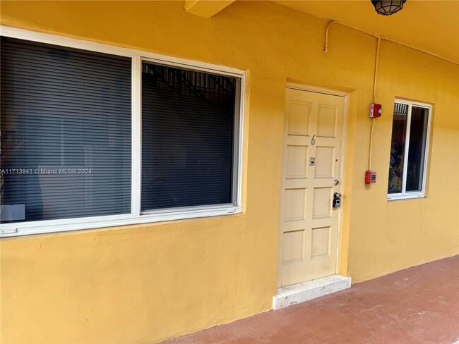 1733 Mayo St in Hollywood, FL - Building Photo - Building Photo