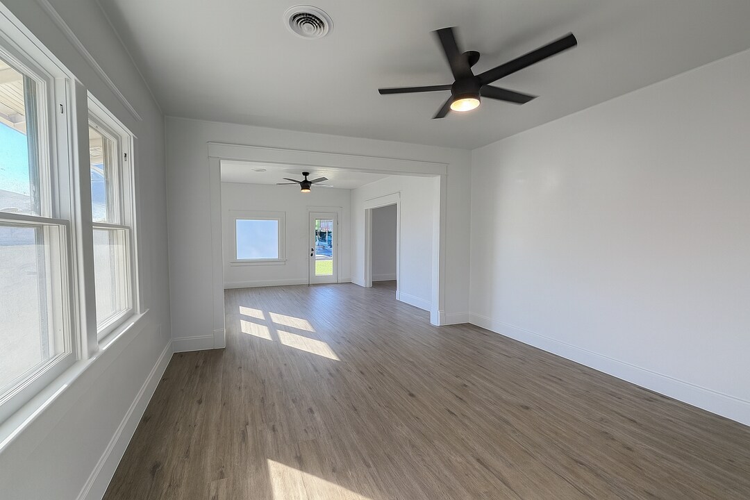 21 E 2nd Ave in Kennewick, WA - Building Photo