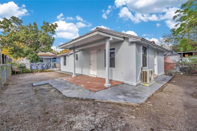 2428 NW 28th St in Miami, FL - Building Photo - Building Photo