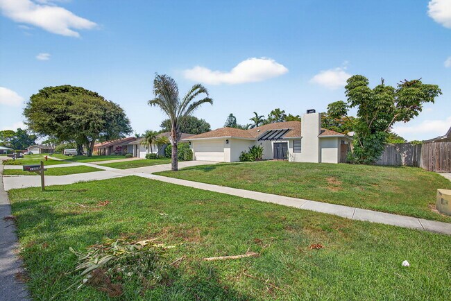 1202 Essex Dr in Wellington, FL - Building Photo - Building Photo