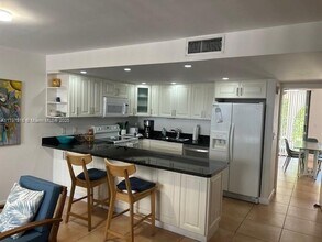 425 Grapetree Dr in Key Biscayne, FL - Building Photo - Building Photo