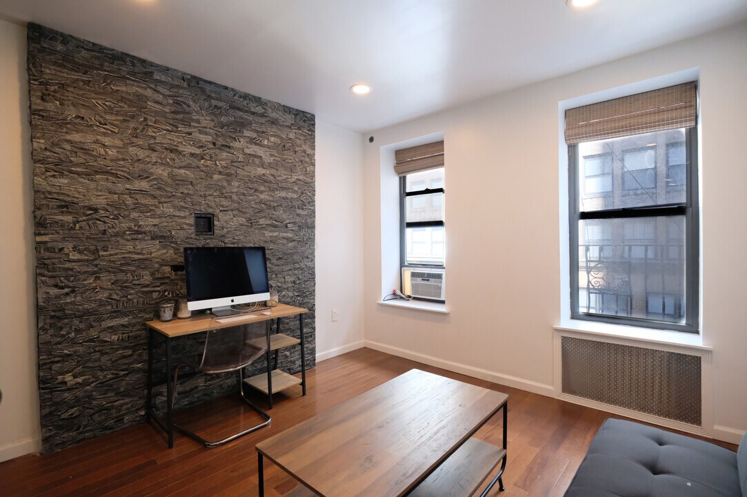 318 W 36th St. in New York, NY - Building Photo