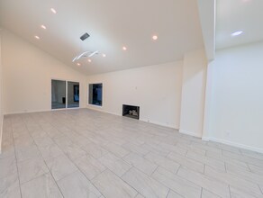 18700 Collins St in Tarzana, CA - Building Photo - Building Photo