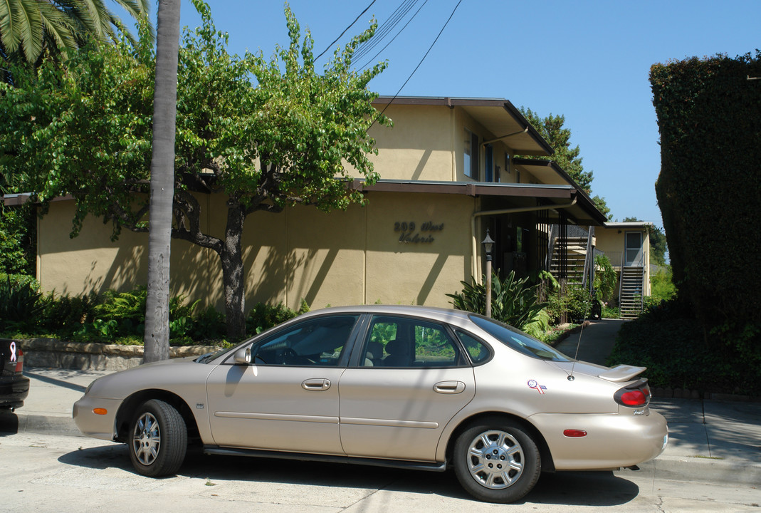 209 W Valerio St in Santa Barbara, CA - Building Photo