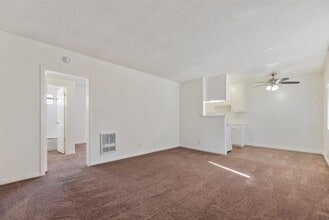 16405 Cornuta Apartments in Bellflower, CA - Foto de edificio - Building Photo