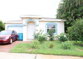 2122 E Ridge Circle East in Boynton Beach, FL - Building Photo