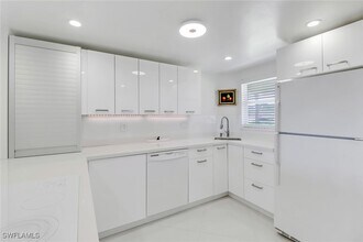 9 High Point Cir N in Naples, FL - Building Photo - Building Photo