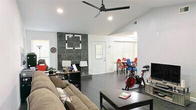 4233 Glen Ridge Dr in Arlington, TX - Building Photo - Building Photo