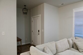 8884 W Hill Rd Pkwy in Garden City, ID - Building Photo - Building Photo