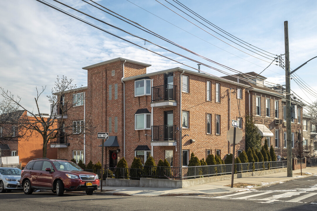 2033 45th St in Astoria, NY - Building Photo