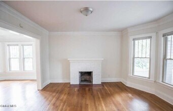 2 Woodrow Ct in Troy, NY - Building Photo - Building Photo