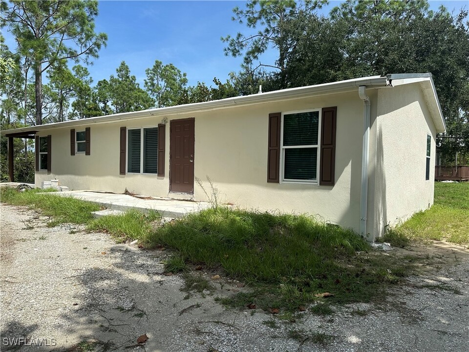 2102 Fitch Ave in Alva, FL - Building Photo