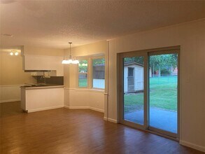 105 Lazy Ln in Lake Jackson, TX - Building Photo - Building Photo