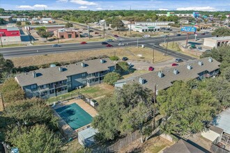 8824 Old McGregor Rd in Woodway, TX - Building Photo - Building Photo